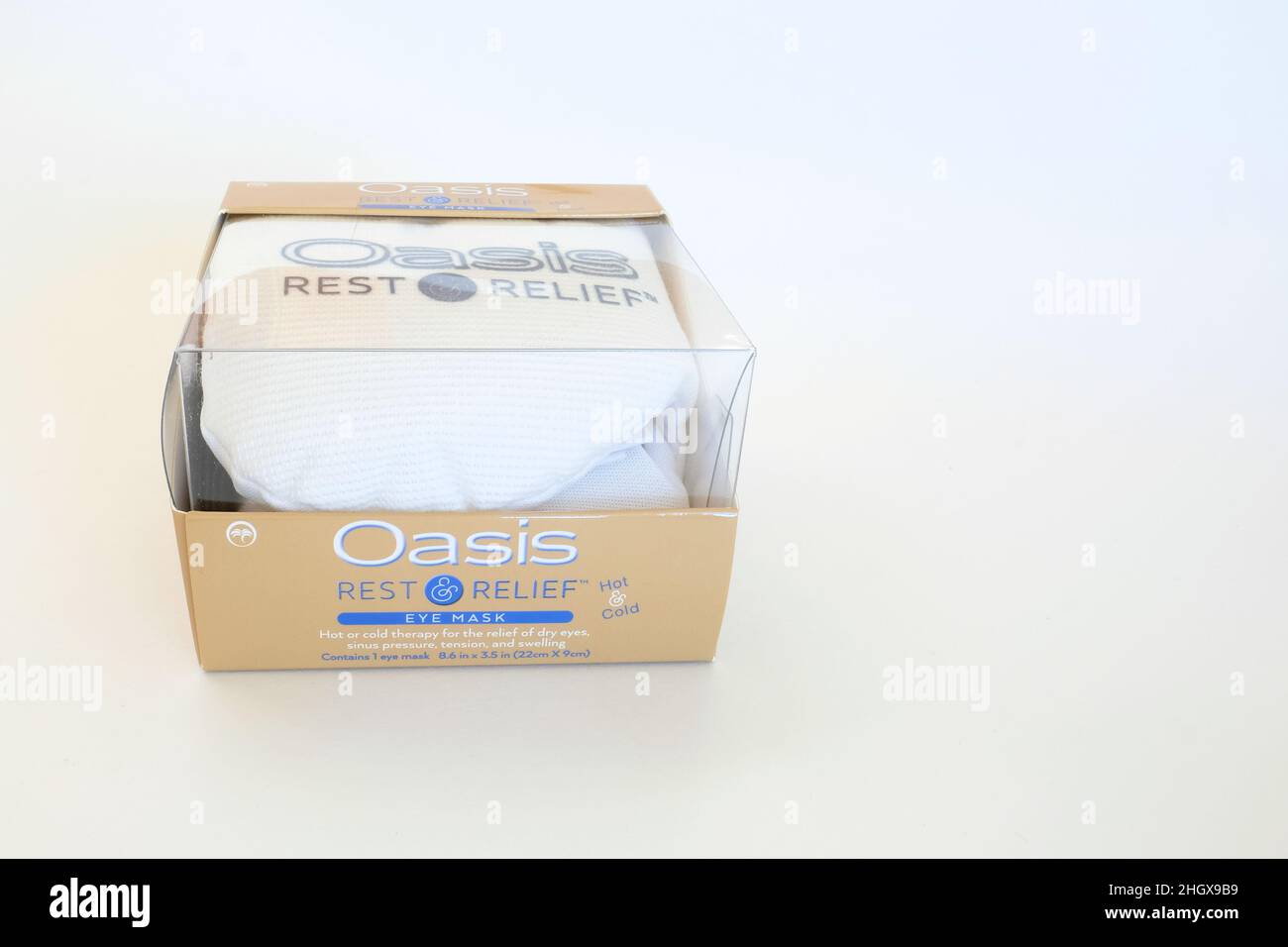 Maschera Oasis Rest and Relief Eye in confezione originale su superficie bianca; per l'uso in terapia con occhi caldi e freddi e per altri disturbi; di Oasis Medical. Foto Stock