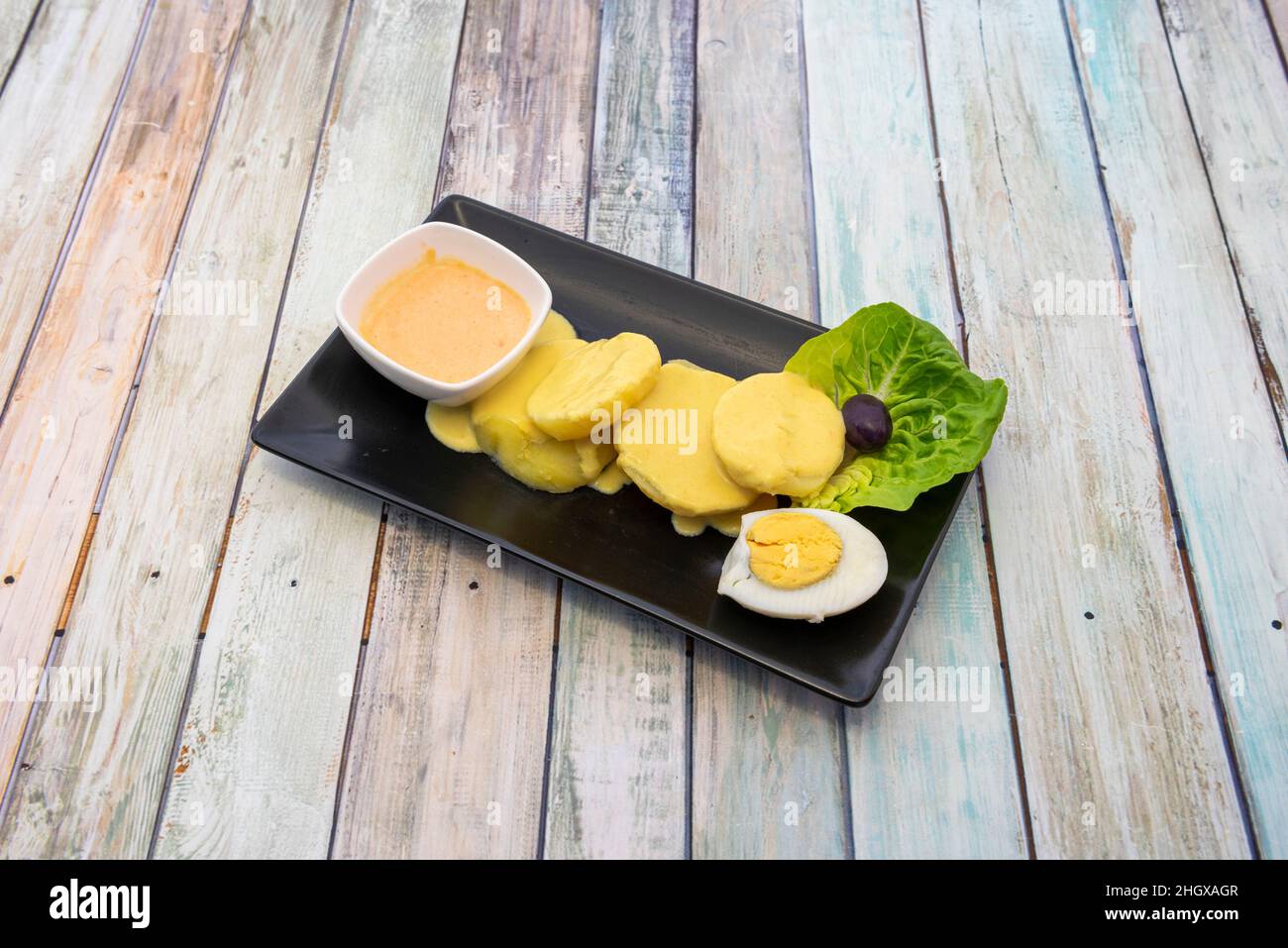 Non c'è un piatto che rappresenti meglio la gastronomia peruviana rispetto al delizioso Papa a la Huancaina, come quella crema incomparabile Foto Stock