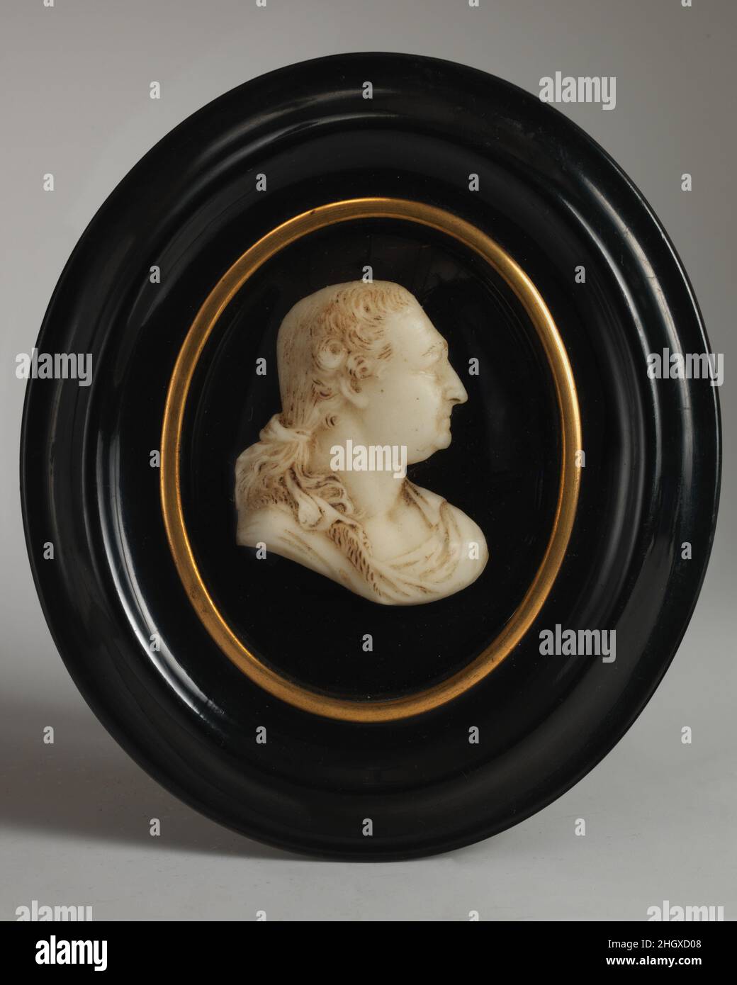 David Garrick (1717–1779) 18th secolo dopo un modello di James Tassie British, scozzese dopo un modello per un medaglione Wedgwood.. David Garrick (1717–1779). Dopo un modello di James Tassie (British, Glasgow, Scozia 1735–1799 Londra). Inglese. 18th secolo. Cera incolore con accenti in vernice marrone, su sfondo nero, sotto vetro; telaio: Legno. Scultura-miniatura Foto Stock