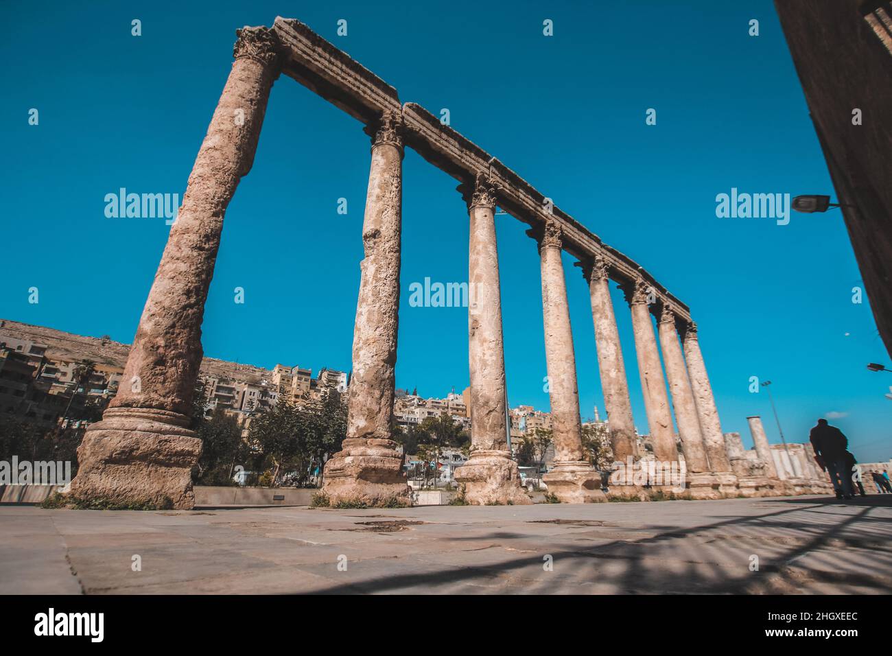 Colonne del teatro romano. Antica città romana di Amman centro di antichità, Amman, Giordania Foto Stock