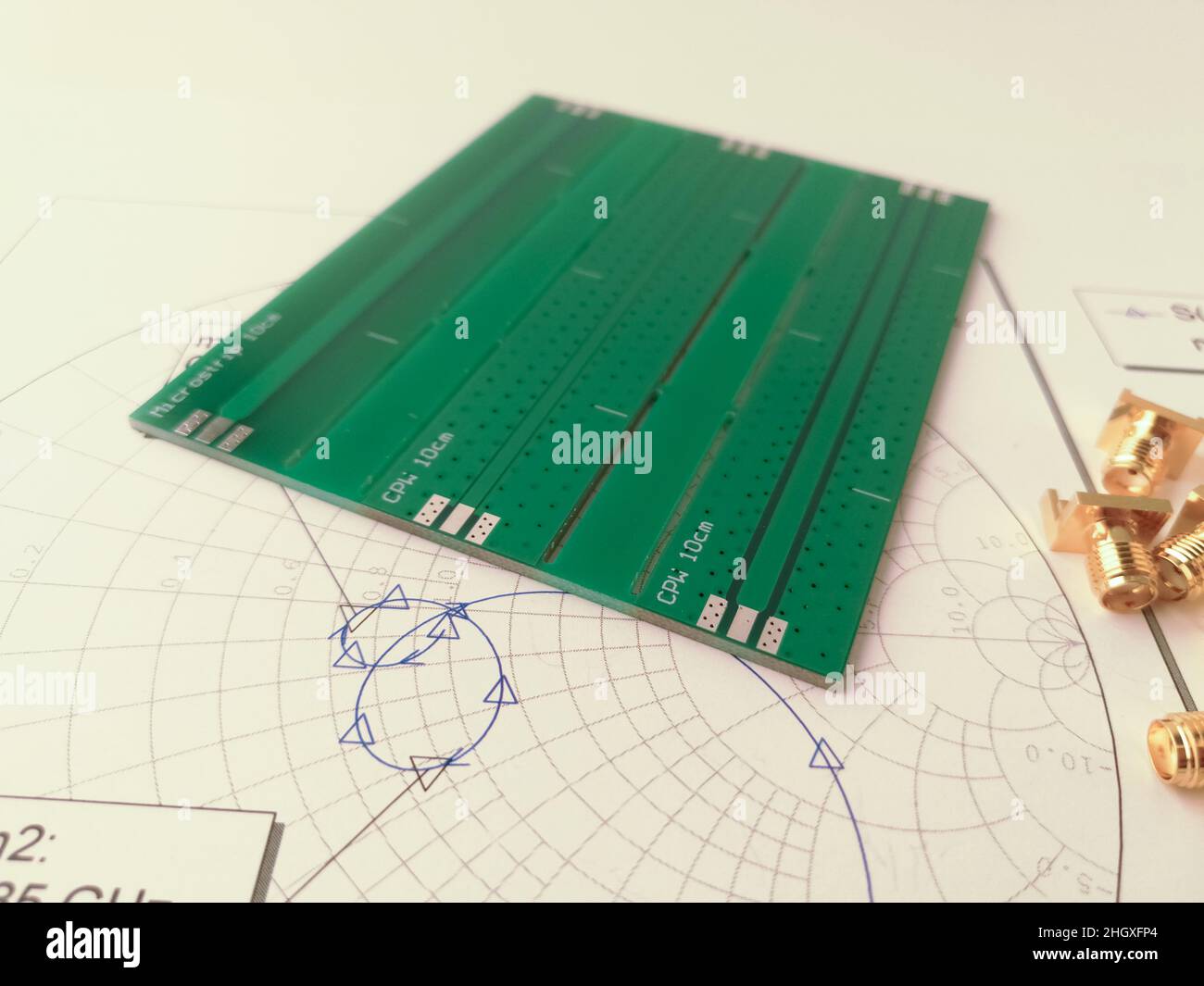 Circuito di trasmissione a radiofrequenza e circuito stampato a microonde PCB di fronte al grafico Smith Foto Stock