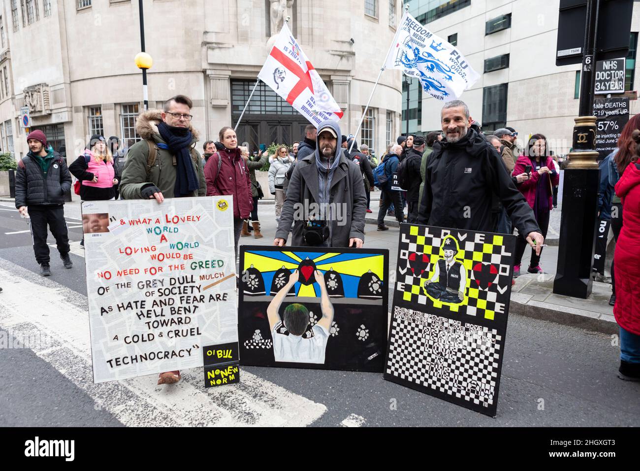 I manifestanti hanno visto esprimere la loro furia contro la violenza della polizia attraverso opere d'arte, durante la dimostrazione.entro il 2022 aprile, 100k membri dell'NHS dovranno essere vaccinati completamente o perdere il loro lavoro. Alla luce di questo requisito draconiano, gli infermieri NHS si sono riuniti per protestare contro tale coercizione, difendendo la loro libertà medica e accusando il governo per un maltrattamento totale degli operatori sanitari per la pandemia. Altri gruppi anti-blocco e anti-vaccino hanno protestato congiuntamente contro le restrizioni imposte dal governo, e minacciano di scendere in strada se le restrizioni Foto Stock