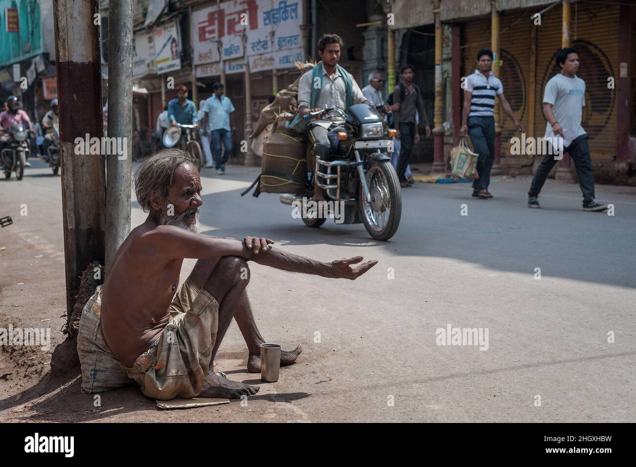 Mendicanti si agguonano per le strade di Varanasi (Benares), India Foto Stock