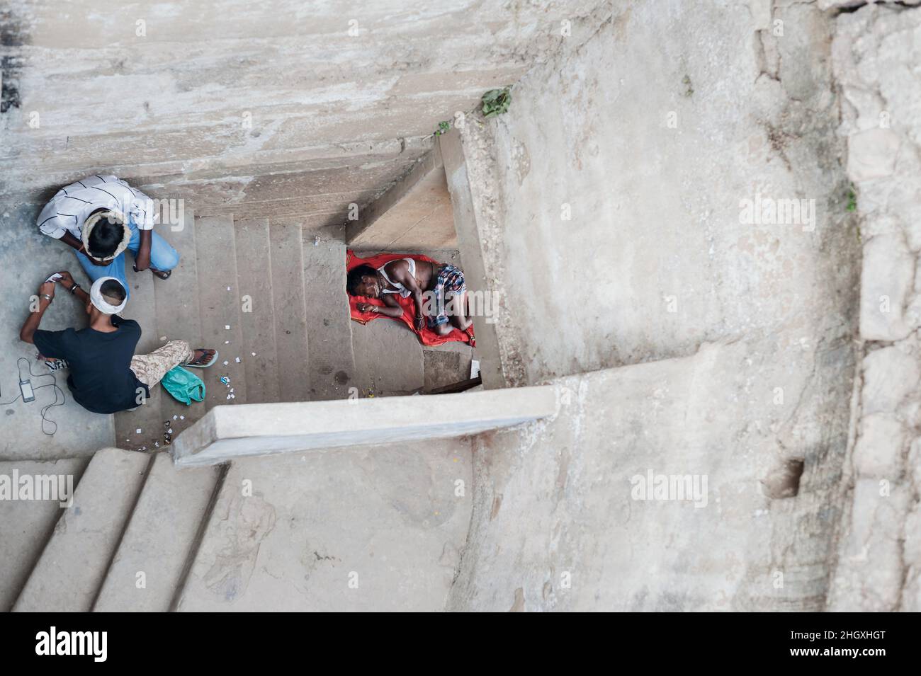 Tossicodipendenti nelle strade di Varanasi, India Foto Stock