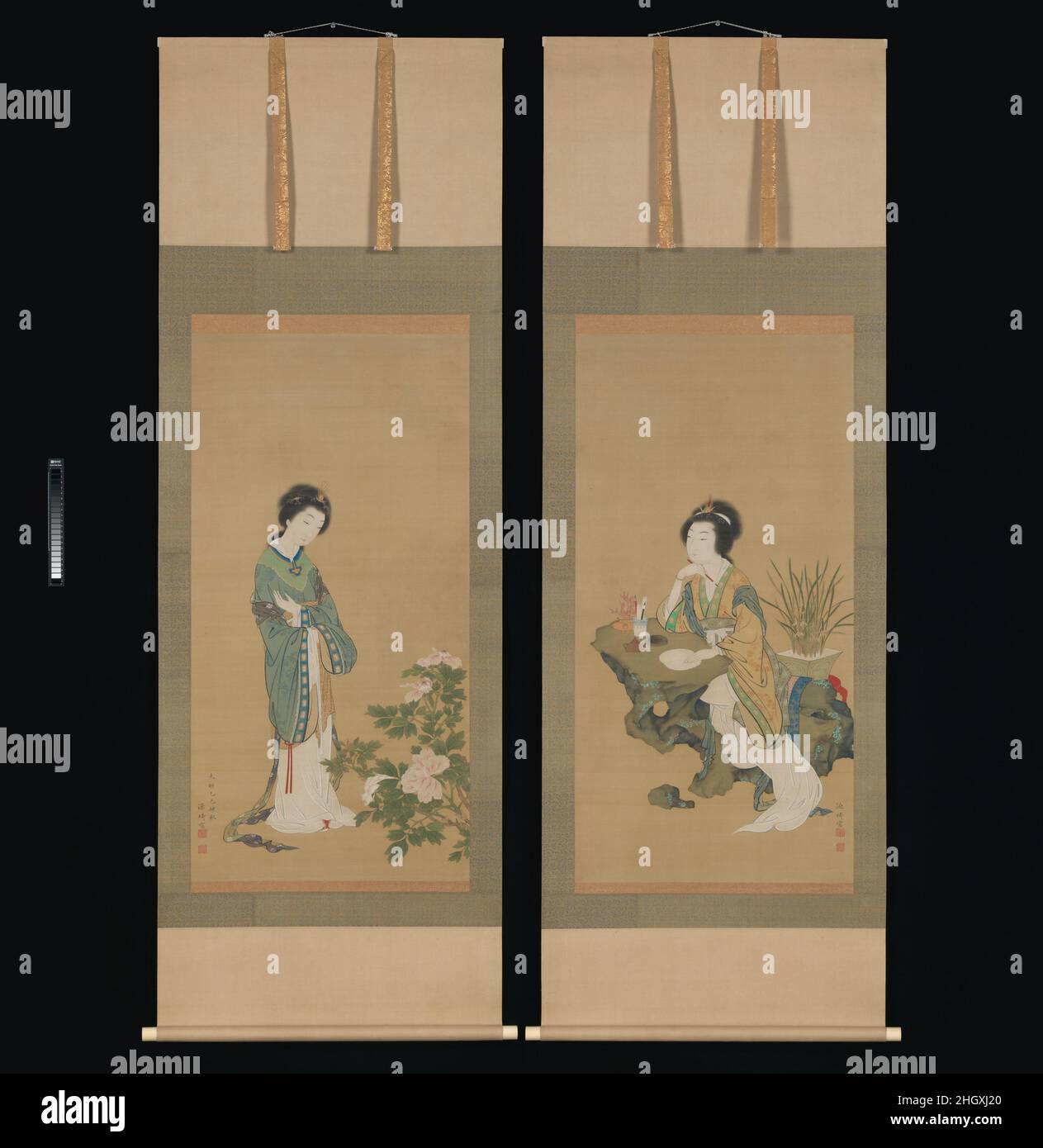 Yanji con orchidee e Yang Guifei con Peonies 1785 Genki (Komai Ki) ogni rotolo presenta una bellezza cinese che è sontuosamente vestito e squisitamente coiffed alla moda di una signora aristocratica Tang. Anche se non identificato dall'artista, si può tranquillamente presumere che egli intendeva che le peonie oculari di bellezza a sinistra si riferivano a Yang Guifei (giapponese: Y?kihi), la famigerata consorte dell'imperatore Xuanzong (685–792) della dinastia cinese Tang, la cui bellezza era detta "di mettere i fiori alla vergogna". La signora di corte con spazzola in mano, seduta ad un tavolo modellato da una pietra dello studioso con orchidee in vaso behin Foto Stock