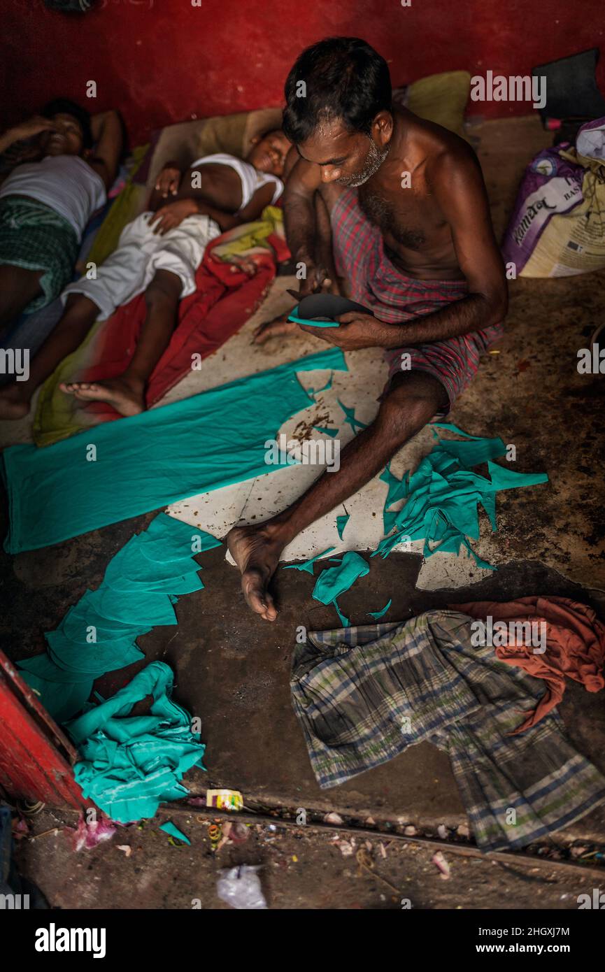 Dalit Workers (intoccabili), in un laboratorio di lavorazione del cuoio e della calzatura a Kolkata, bengala Occidentale, India Foto Stock