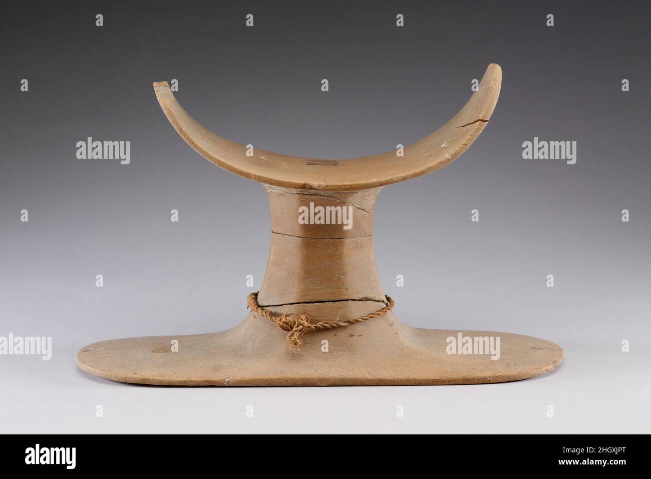 Poggiatesta di Harmose ca. 1479–1458 a.C. nuovo regno trovato giacente accanto alla bara di Hormose (36,3.172), questo appoggiatesta in legno è stato intagliato con l'albero ottagonale e l'ampia base ovale tipica degli esempi della Dinastia dei primi anni 18.. Poggiatesta di Harmose. Ca. 1479–1458 A.C. Legno, biancheria. Nuovo Regno. Dall'Egitto, dall'Alto Egitto, da Tebe, da Sheikh Abd el-Qurna, dalla Tomba di Senenmut (TT 71), sotto, sepoltura di Singer Harmose, sul lato sinistro della bara, scavi MMA, 1935–36. Dynasty 18 Foto Stock