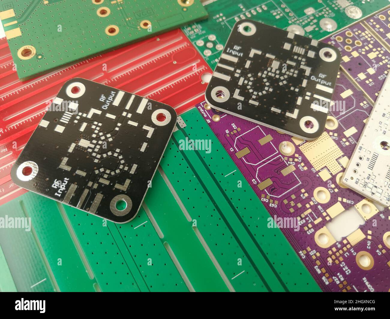 Varie schede elettroniche a circuito stampato multicolore per progetti a radiofrequenza Foto Stock