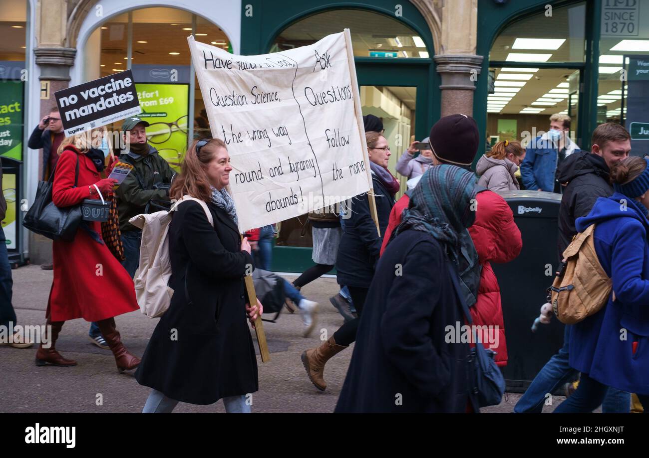 Una manifestazione di protesta e marcia per il personale NHS che protestano contro i mandati di vaccino o passaporti di vaccino a Oxford, Regno Unito Foto Stock