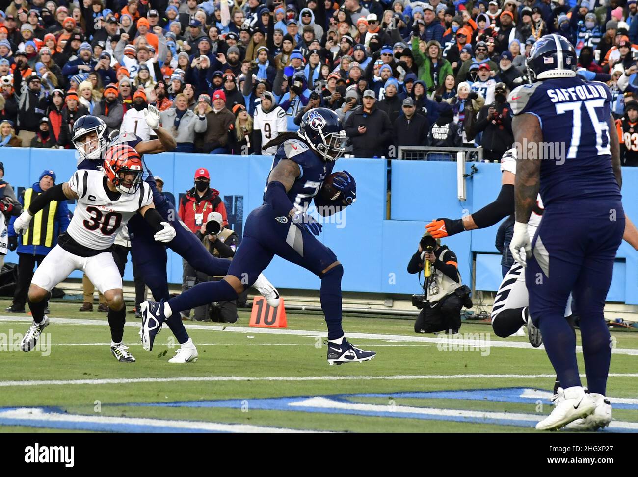 I Tennessee Titans in esecuzione Derrick Henry (22) segnano un touchdown contro i Cincinnati Bengals durante la prima metà di una partita di playoff divisionale della NFL al Nissan Stadium di Nashville, Tennessee, sabato 22 gennaio 2022. Foto di David Tulis/UPI Foto Stock