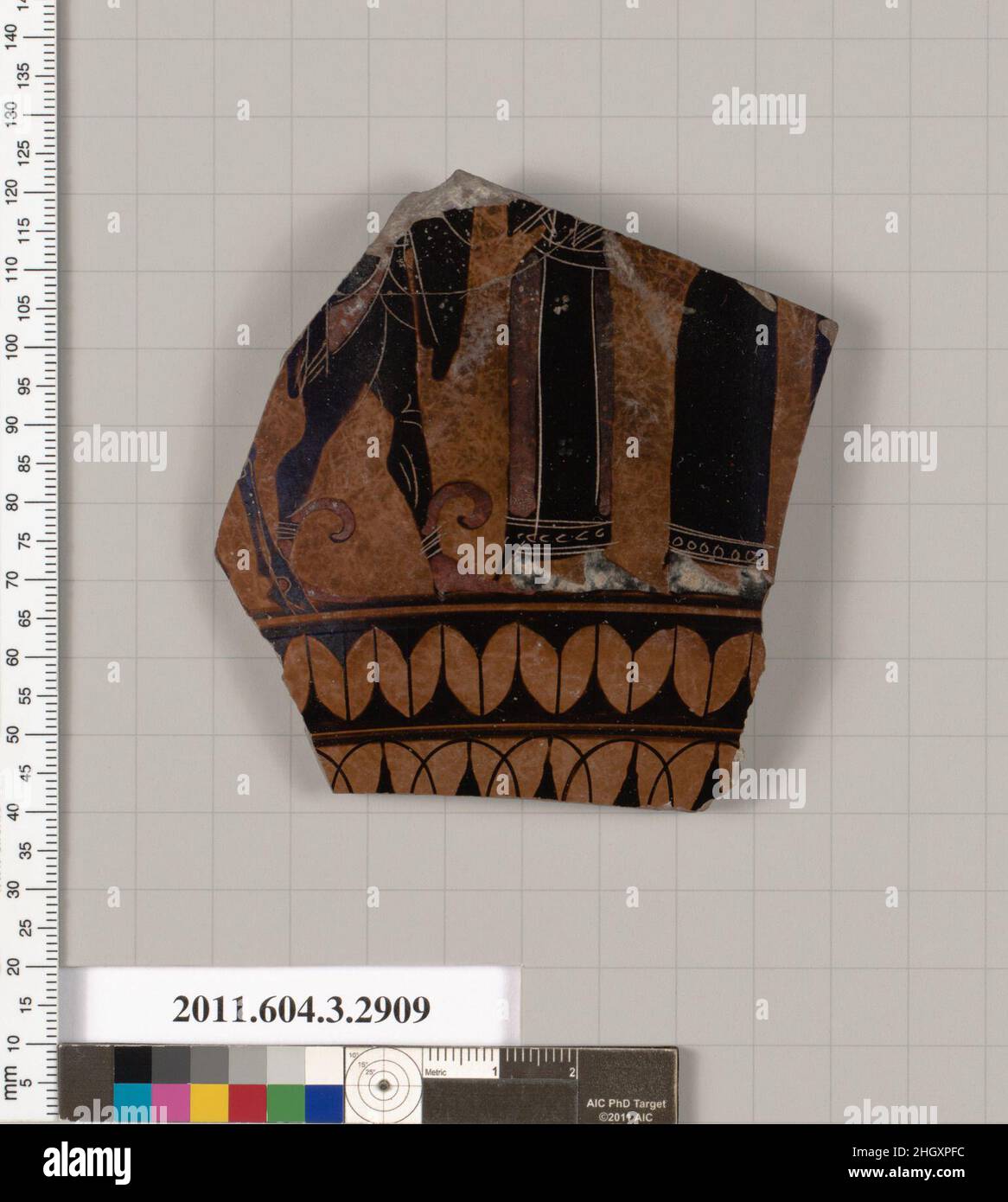 Frammento di terracotta di una pyxis nicostenica (box)? Terzo quarto del 6th secolo a.C. Greco, Attico due forelegs di un cavallo; gambe di Hermes? a destra, indossare un chlamys e stivali alati; corpo inferiore di due drapped donna a destra; bit del drappeggio di una terza donna a destra; sotto, banda di nastro; germogli di loto verticali. Frammento di terracotta di una pyxis nicostenica (box)?. Greco, Attico terzo trimestre del 6th secolo a.C. Terracotta; figura nera. Arcaico. Vasi Foto Stock