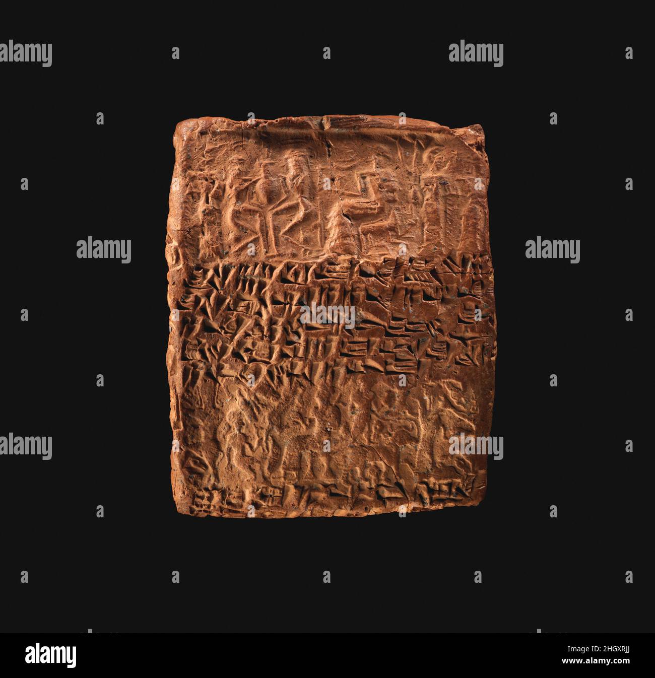 Contenitore per compresse cuneiformi impresso con guarnizioni a quattro cilindri, per compresse cuneiformi 66.245.15a: Quittanza ca. 20th–19th secolo a.C. l'antica colonia di commercio assiro Kültepe, l'antica città di Kanesh, era una città potente e cosmopolita situata nella Cappadocia settentrionale, nell'Anatolia centrale. Durante i primi anni del secondo millennio a.C., divenne parte della rete di insediamenti commerciali stabiliti in tutta la regione dai mercanti di Ashur (in Assiria nella Mesopotamia settentrionale). Viaggiando per lunghe distanze da caravan asino, e spesso vivendo separatamente dalle loro famiglie, questi mercanti commerciavano grandi quantità Foto Stock