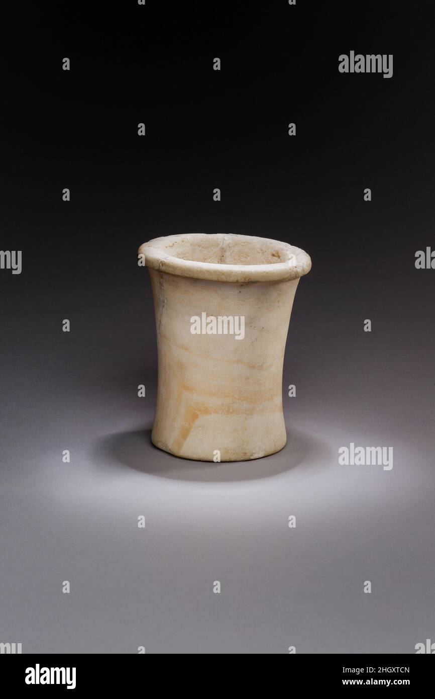 Vaso cilindrico ca. 2750–2649 a.C. periodo dinastico iniziale. Vaso cilindrico ca. 2750–2649 A.C. Travertino (alabastro egiziano). Periodo dinastico iniziale. Dall'Egitto, dalla Regione Membhite, Saqqara, Tomb 2322, Servizio Antichità Egiziane/scavi di Quibell, 1910–11. Dynasty 2, seconda metà Foto Stock