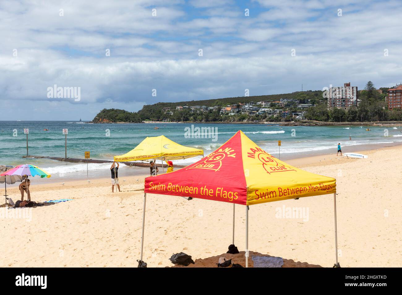 Manly Beach Sydney e Manly surf salvavita club spiaggia ombra, nuotare tra le bandiere scritte sul lato, Sydney, Australia Foto Stock