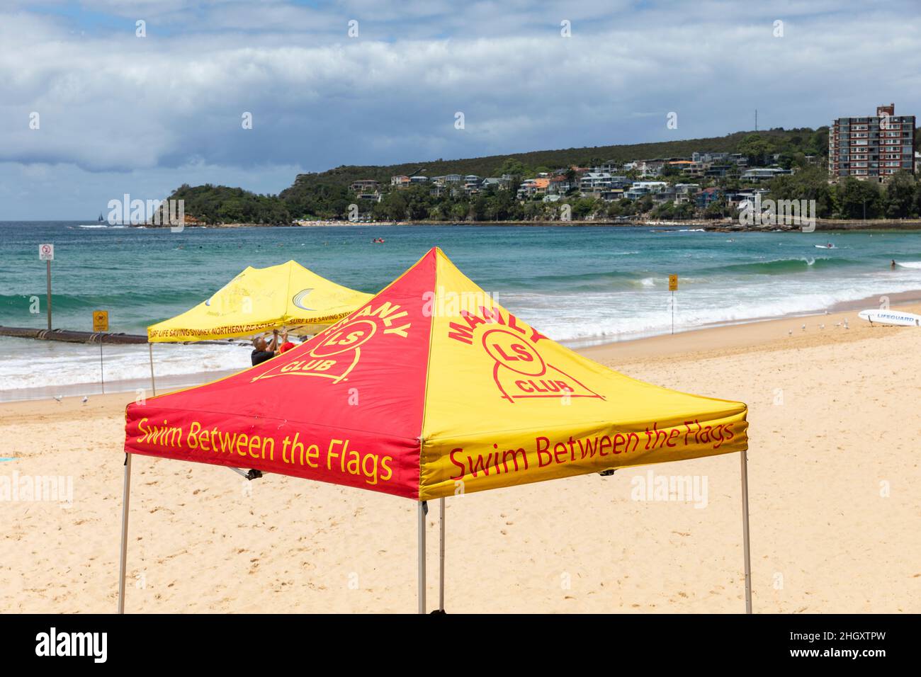 Manly Beach Sydney e Manly surf salvavita club spiaggia ombra, nuotare tra le bandiere scritte sul lato, Sydney, Australia Foto Stock