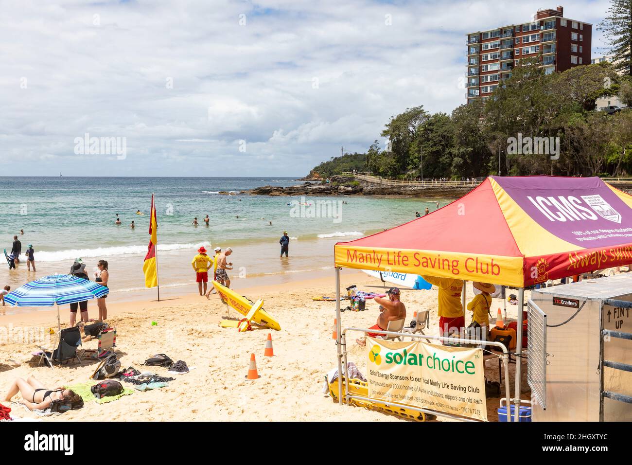 Manly Beach Sydney e Surf Rescue Life Saving Club, Sydney Summers Day, Australia Foto Stock