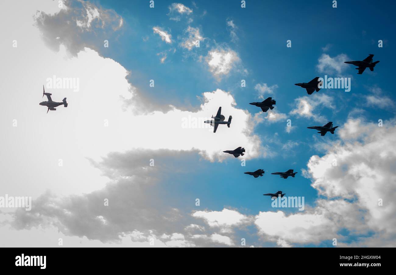 220122-N-EE352-1919 MAR DELLE FILIPPINE (GEN. 22, 2022) aerei assegnati al vettore Air Wing (CVW) 2, e CVW 9 volano sul Mare delle Filippine 22 gennaio 2022. Operando come parte della flotta del Pacifico degli Stati Uniti, le unità assegnate a Carl Vinson e ai gruppi di Strike di Abraham Lincoln Carrier, Essex e America Amphibious Ready Groups e Japan Maritime Self-Defense Force, stanno conducendo la formazione per preservare e proteggere una regione indopacifica libera e aperta. (STATI UNITI Foto Navy di SMass Communication Specialist Seaman Leon Vonguyen) Foto Stock