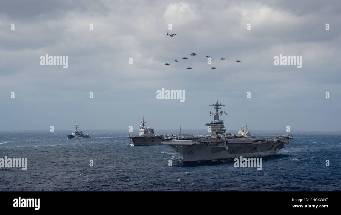 220122-N-PV401-1220 MAR DELLE FILIPPINE (GEN. 22, 2022) aerei assegnati al vettore Air Wing (CVW) 2 e CVW 9 volano sul Mare delle Filippine come vettori aerei di classe Nimitz USS Carl Vinson (CVN 70) e USS Abraham Lincoln (CVN 72), Japan Maritime Self-Defense Force (JMSDF), caccia all'elicottero di classe Hyuga JS Hyuga (DH 181), Nave d'assalto anfibio di classe americana USS America (LHA 6), nave d'assalto anfibio di classe Wasp USS Essex (LHD 2), incrociatori missilistici guidati di classe Ticonderoga USS Mobile Bay (CG 53) e USS Lake Champlain (CG 57), e cacciatorpediniere missili guidati di classe Arleigh Burke USS Spruance (DDG Foto Stock