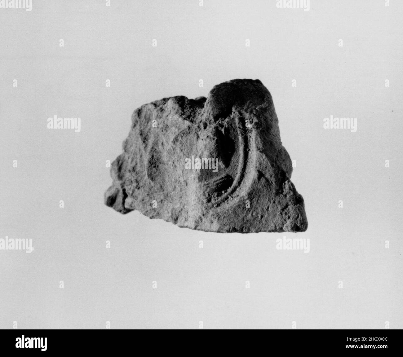 Sigillo del documento con il nome del trono di Amenhotep III ca. 1390–1353 a.C. nuovo Regno. Sigillo del documento con il nome del trono di Amenhotep III ca. 1390–1353 A.C. Fango. Nuovo Regno. Dall'Egitto, dall'Egitto superiore, da Tebe, da Malqata, da Ville Occidentali, West Villa B, scavi MMA, 1910–12. Dynasty 18 Foto Stock