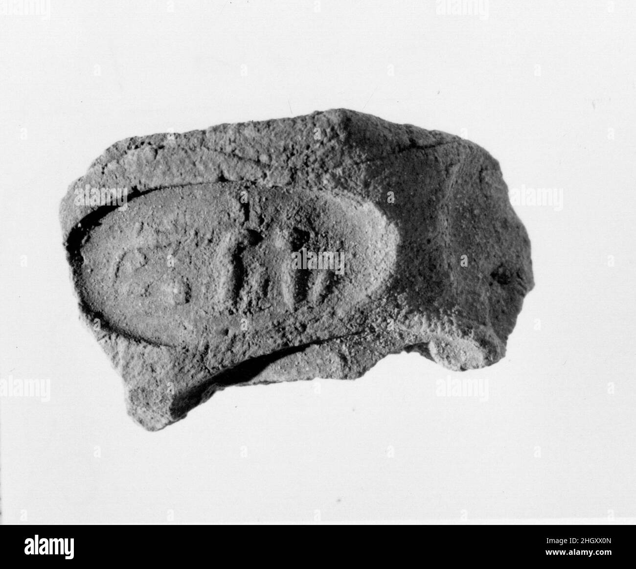 Sigillo del documento con il nome del trono di Amenhotep III ca. 1390–1353 a.C. nuovo Regno. Sigillo del documento con il nome del trono di Amenhotep III ca. 1390–1353 A.C. Fango. Nuovo Regno. Dall'Egitto, dall'Egitto superiore, da Tebe, da Malqata, da Ville Occidentali, West Villa B, scavi MMA, 1910–12. Dynasty 18 Foto Stock