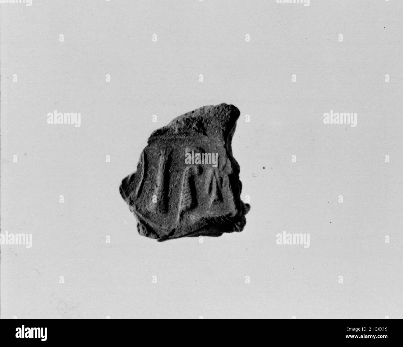 Sigillo del documento con il nome del trono di Amenhotep III ca. 1390–1353 a.C. nuovo Regno. Sigillo del documento con il nome del trono di Amenhotep III ca. 1390–1353 A.C. Fango. Nuovo Regno. Dall'Egitto, dall'Egitto superiore, da Tebe, da Malqata, da Ville Occidentali, West Villa B, scavi MMA, 1910–12. Dynasty 18 Foto Stock