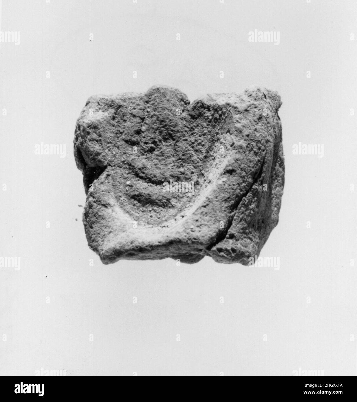 Sigillo del documento con il nome del trono di Amenhotep III ca. 1390–1353 a.C. nuovo Regno. Sigillo del documento con il nome del trono di Amenhotep III ca. 1390–1353 A.C. Fango. Nuovo Regno. Dall'Egitto, dall'Egitto superiore, da Tebe, da Malqata, da Ville Occidentali, West Villa B, scavi MMA, 1910–12. Dynasty 18 Foto Stock