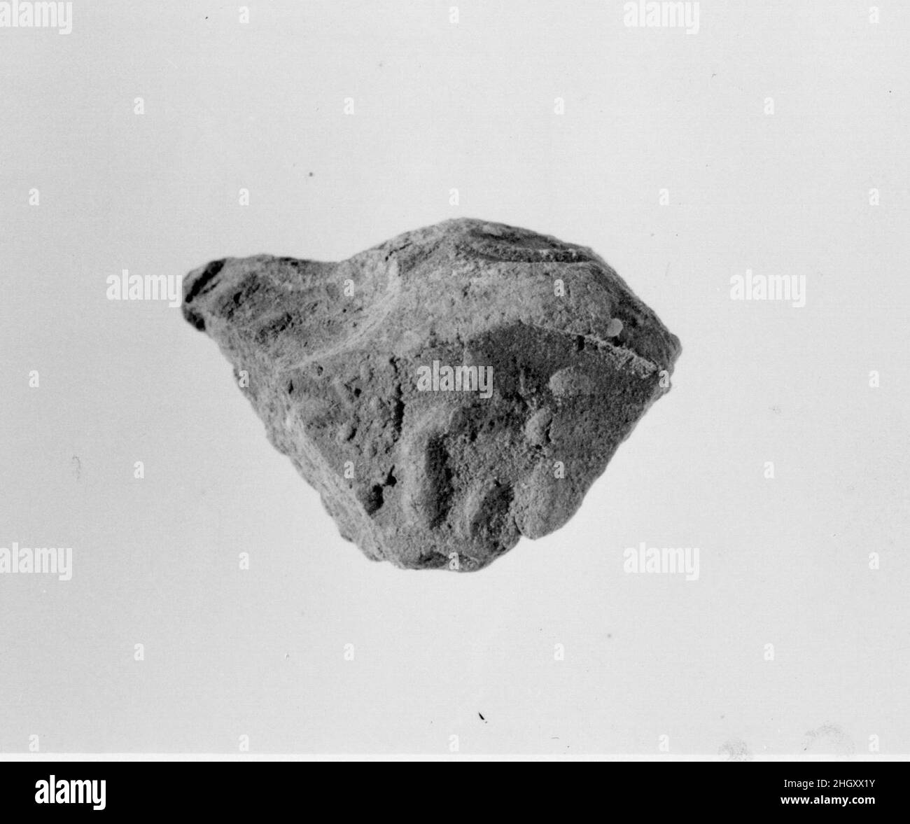 Sigillo del documento con il nome del trono di Amenhotep III ca. 1390–1353 a.C. nuovo Regno. Sigillo del documento con il nome del trono di Amenhotep III ca. 1390–1353 A.C. Fango. Nuovo Regno. Dall'Egitto, dall'Egitto superiore, da Tebe, da Malqata, da Ville Occidentali, West Villa B, scavi MMA, 1910–12. Dynasty 18 Foto Stock