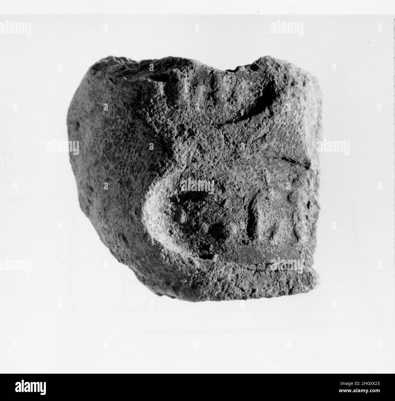 Sigillo del documento con il nome del trono di Amenhotep III ca. 1390–1353 a.C. nuovo Regno. Sigillo del documento con il nome del trono di Amenhotep III ca. 1390–1353 A.C. Fango. Nuovo Regno. Dall'Egitto, dall'Egitto superiore, da Tebe, da Malqata, da Ville Occidentali, West Villa B, scavi MMA, 1910–12. Dynasty 18 Foto Stock