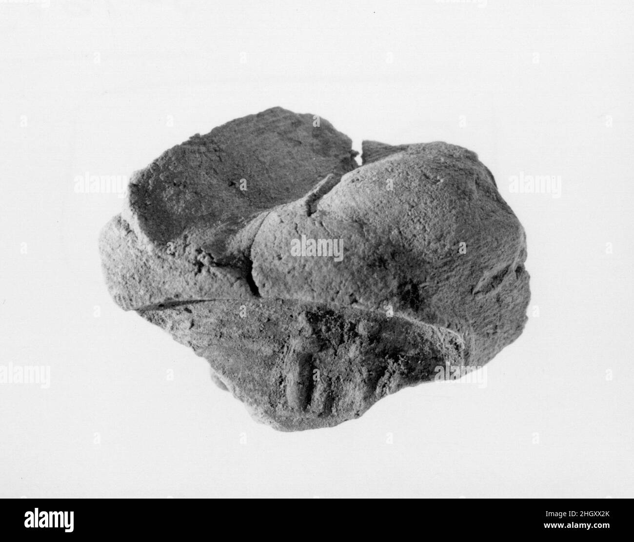 Sigillo del documento con il nome del trono di Amenhotep III ca. 1390–1353 a.C. nuovo Regno. Sigillo del documento con il nome del trono di Amenhotep III ca. 1390–1353 A.C. Fango. Nuovo Regno. Dall'Egitto, dall'Egitto superiore, da Tebe, da Malqata, da Ville Occidentali, West Villa B, scavi MMA, 1910–12. Dynasty 18 Foto Stock