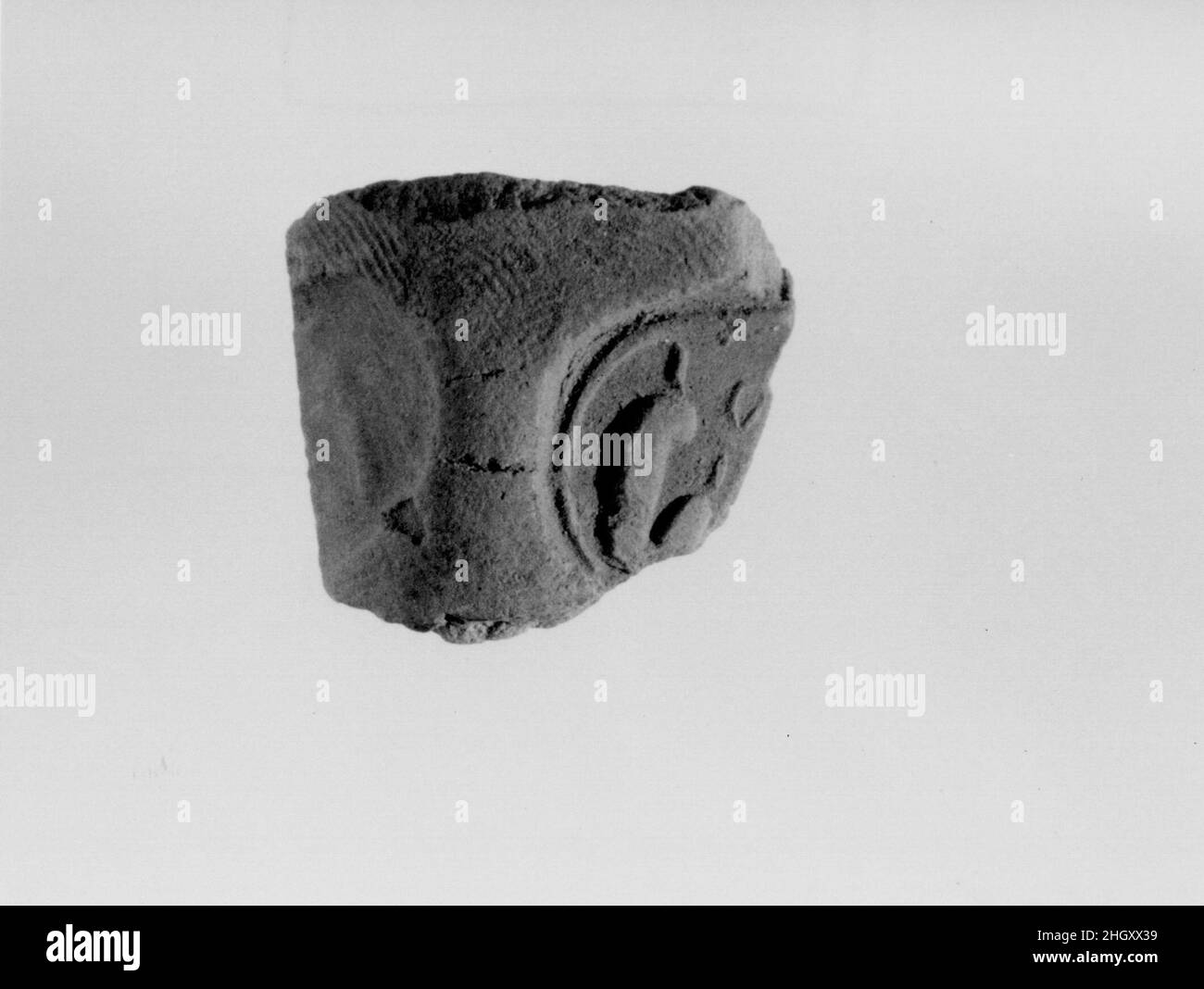 Sigillo del documento con il nome del trono di Amenhotep III ca. 1390–1353 a.C. nuovo Regno. Sigillo del documento con il nome del trono di Amenhotep III ca. 1390–1353 A.C. Fango. Nuovo Regno. Dall'Egitto, dall'Egitto superiore, da Tebe, da Malqata, da Ville Occidentali, West Villa B, scavi MMA, 1910–12. Dynasty 18 Foto Stock