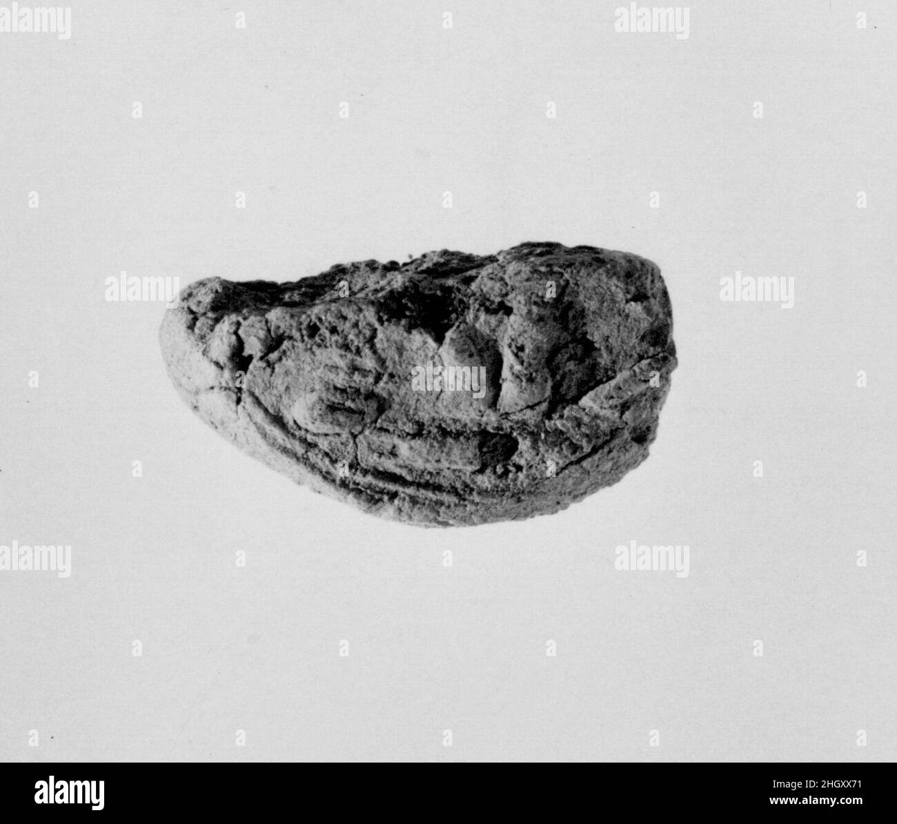 Sigillo del documento con il nome del trono di Amenhotep III ca. 1390–1353 a.C. nuovo Regno. Sigillo del documento con il nome del trono di Amenhotep III ca. 1390–1353 A.C. Fango. Nuovo Regno. Dall'Egitto, dall'Egitto superiore, da Tebe, da Malqata, da Ville Occidentali, West Villa B, scavi MMA, 1910–12. Dynasty 18 Foto Stock