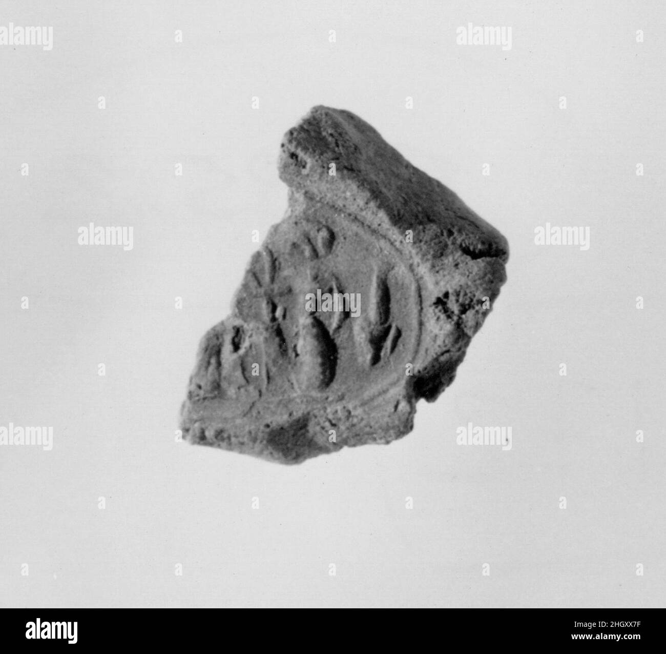 Sigillo del documento con il nome del trono di Amenhotep III ca. 1390–1353 a.C. nuovo Regno. Sigillo del documento con il nome del trono di Amenhotep III ca. 1390–1353 A.C. Fango. Nuovo Regno. Dall'Egitto, dall'Egitto superiore, da Tebe, da Malqata, da Ville Occidentali, West Villa B, scavi MMA, 1910–12. Dynasty 18 Foto Stock