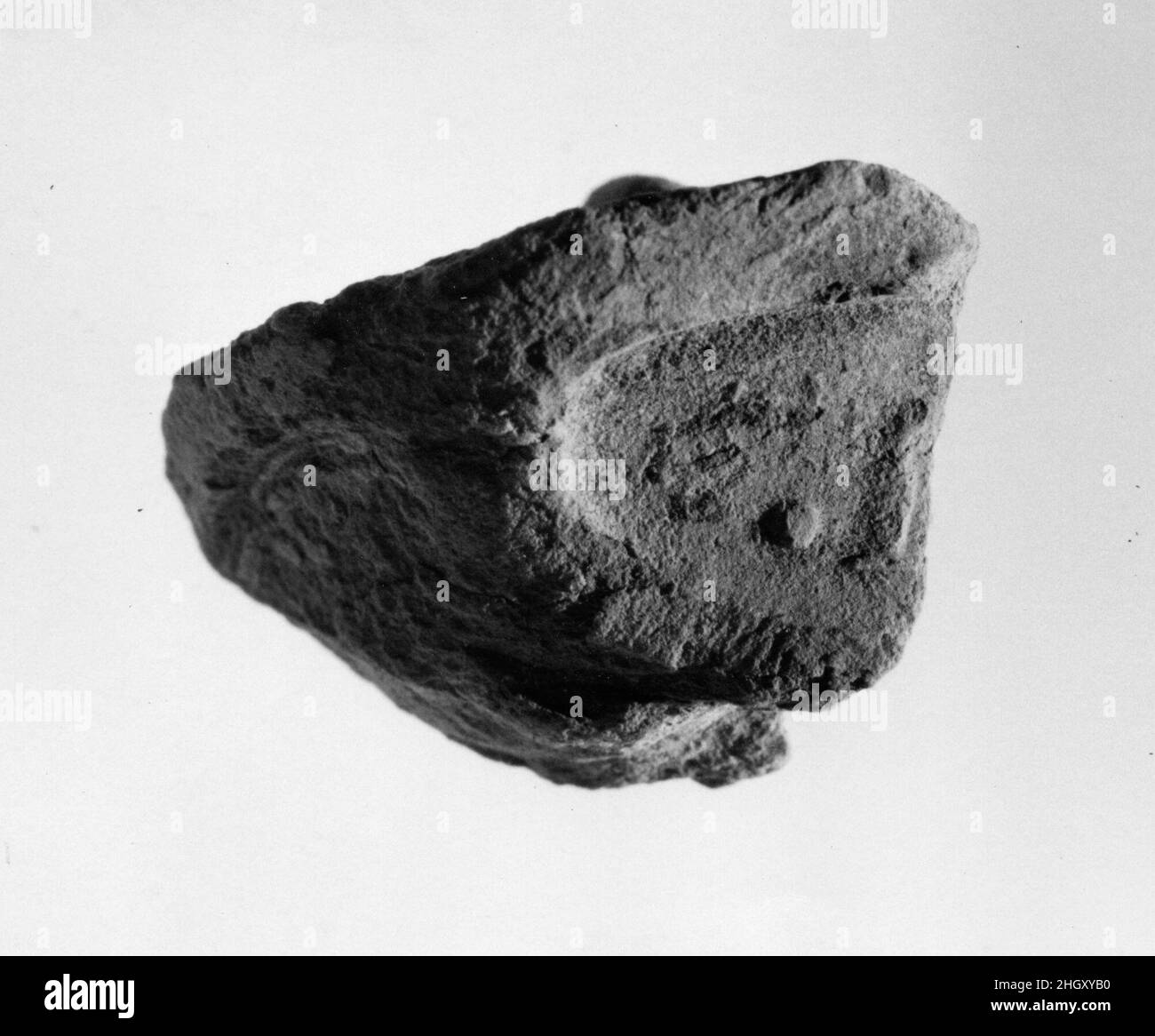 Sigillatura di documenti con più impressioni di tenuta ca. 1390–1353 a.C. nuovo Regno. Sigillatura di documenti con più impressioni di tenuta. CA. 1390–1353 A.C. Fango. Nuovo Regno. Dall'Egitto, dall'Alto Egitto, da Tebe, da Malqata, dagli scavi di MMA, 1910–12; presumibilmente da West Villas, West Villa B. Dynasty 18 Foto Stock