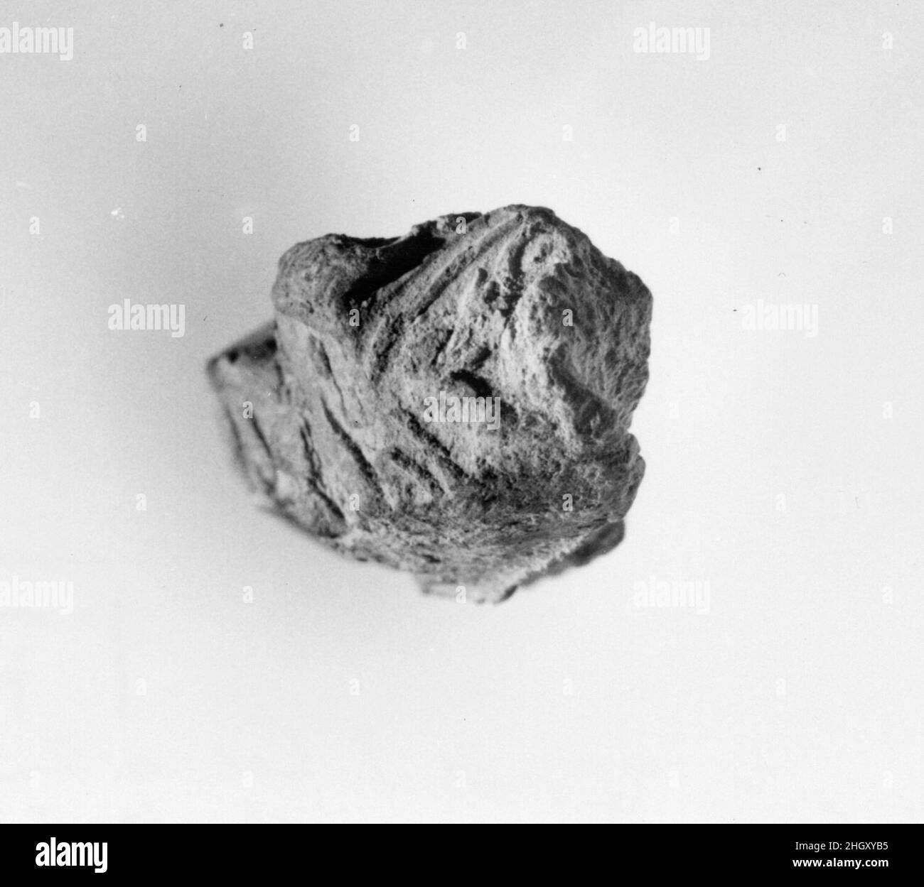 Sigillatura di documenti con più impressioni di tenuta ca. 1390–1353 a.C. nuovo Regno. Sigillatura di documenti con più impressioni di tenuta. CA. 1390–1353 A.C. Fango. Nuovo Regno. Dall'Egitto, dall'Alto Egitto, da Tebe, da Malqata, dagli scavi di MMA, 1910–12; presumibilmente da West Villas, West Villa B. Dynasty 18 Foto Stock