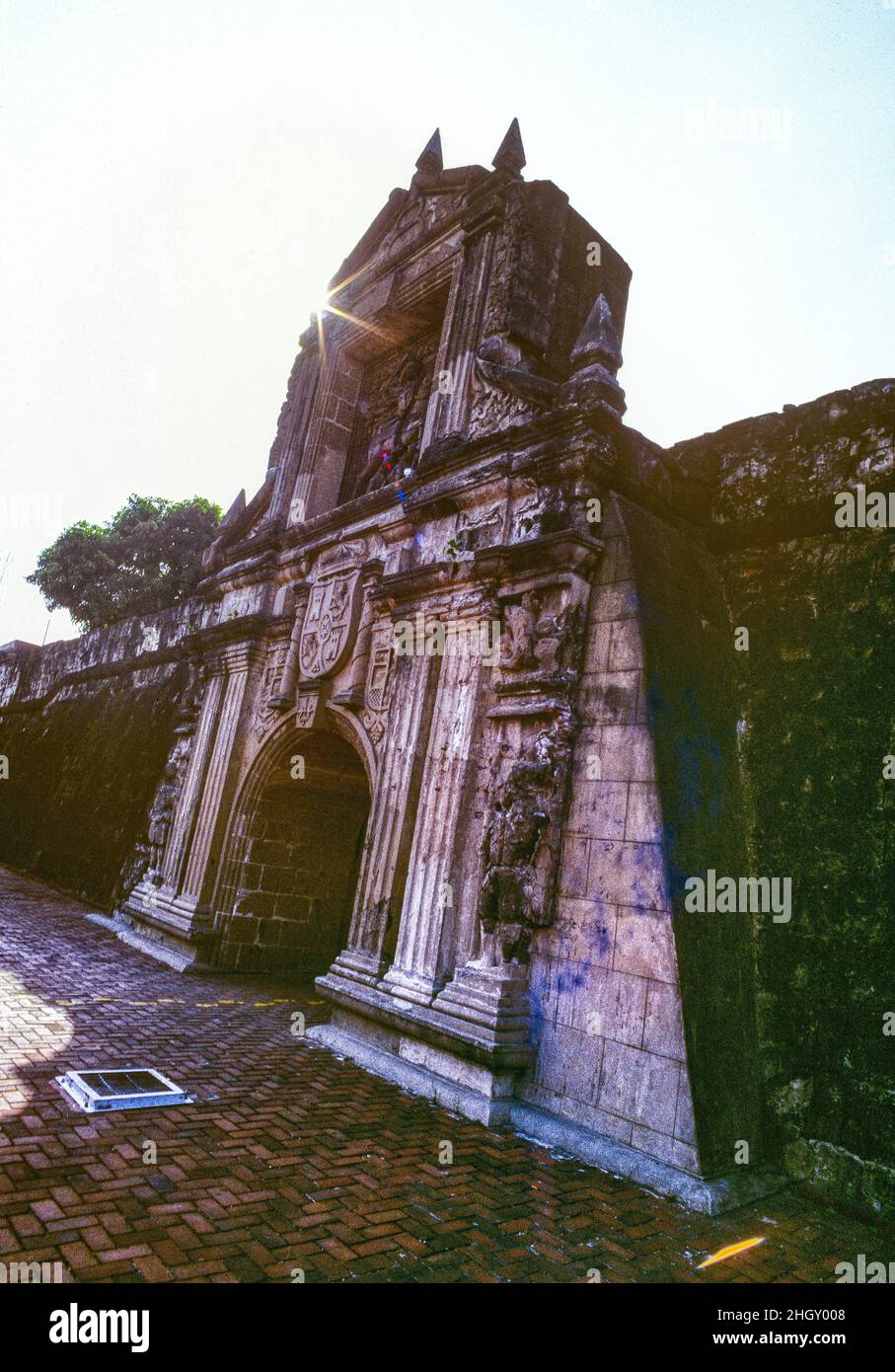 Il cancello d'ingresso principale per Fort Santiago a Manila, nelle Filippine. La storica cittadella fu costruita nel 1593 dal navigatore spagnolo e governatore Miguel López de Legazpi per la città di Manila, di recente costituzione. La fortezza si trova a Intramuros, la città fortificata di Manila. E' uno dei siti storici più importanti nelle Filippine. Molte vite sono state perse nelle sue prigioni durante l'impero spagnolo e la seconda guerra mondiale José Rizal, uno degli eroi nazionali delle Filippine, è stato imprigionato qui prima della sua esecuzione nel 1896. Foto Stock