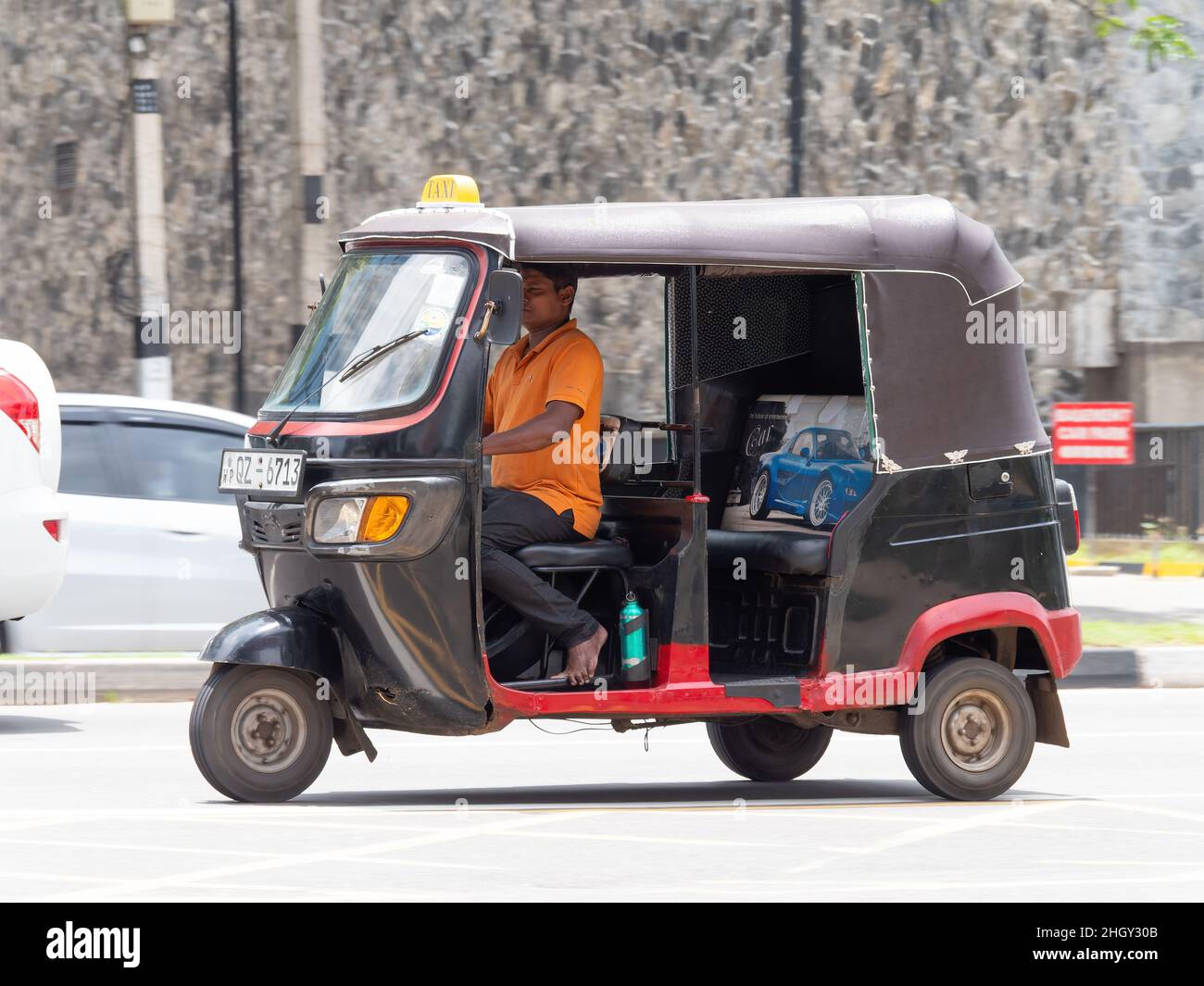 Rickshaw auto nero, chiamato anche tuk-tuk, a Colombo, Sri Lanka Foto Stock