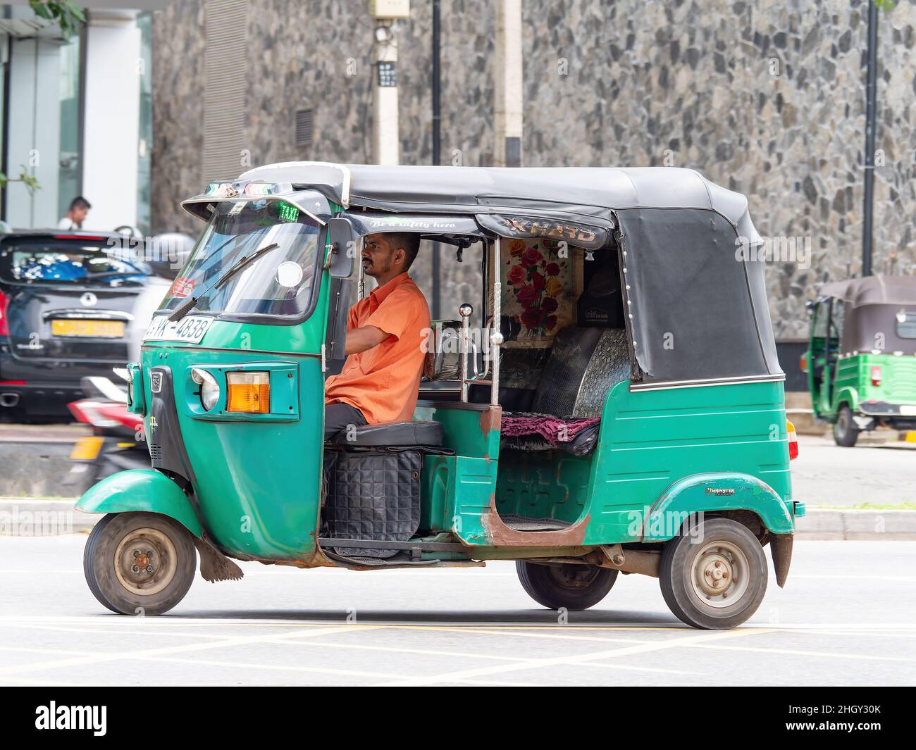 Risciò auto verde, chiamato anche tuk-tuk, a Colombo, Sri Lanka Foto Stock