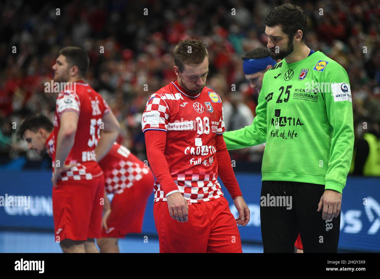 EHF Euro 2022. Turno principale: Luka Cindric e Mirko Alilovic (Croazia) dopo essere stati eliminati contro la Danimarca Foto Stock