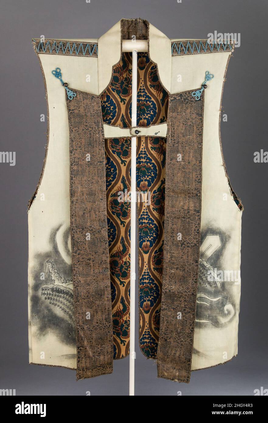 Cappotto (Jinbaori) 18th secolo giapponese il cappotto (jinbaori) è un cappotto corto e senza maniche indossato dal samurai sopra le loro armature per la protezione contro gli elementi e come un'esposizione di stato. Sono decorate tipicamente con ricami e tessuti accattivanti. Questo jinbaori è dipinto con un grande drago da polso, un motivo che non si trova spesso sui cappotti. La cresta (mon) è quella dell'IT? famiglia, signori (daimy?) Di OBI, Provincia di Hy?ga (Prefettura di Miyazaki). Cappotto (Jinbaori). Giapponese. 18th secolo. Seta, cotone, lino, pigmenti. Cappotto Foto Stock