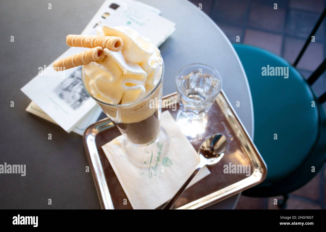 Caffè ghiacciato con panna montata su un vassoio d'argento in un caffè europeo in estate, Salisburgo, Austria Foto Stock