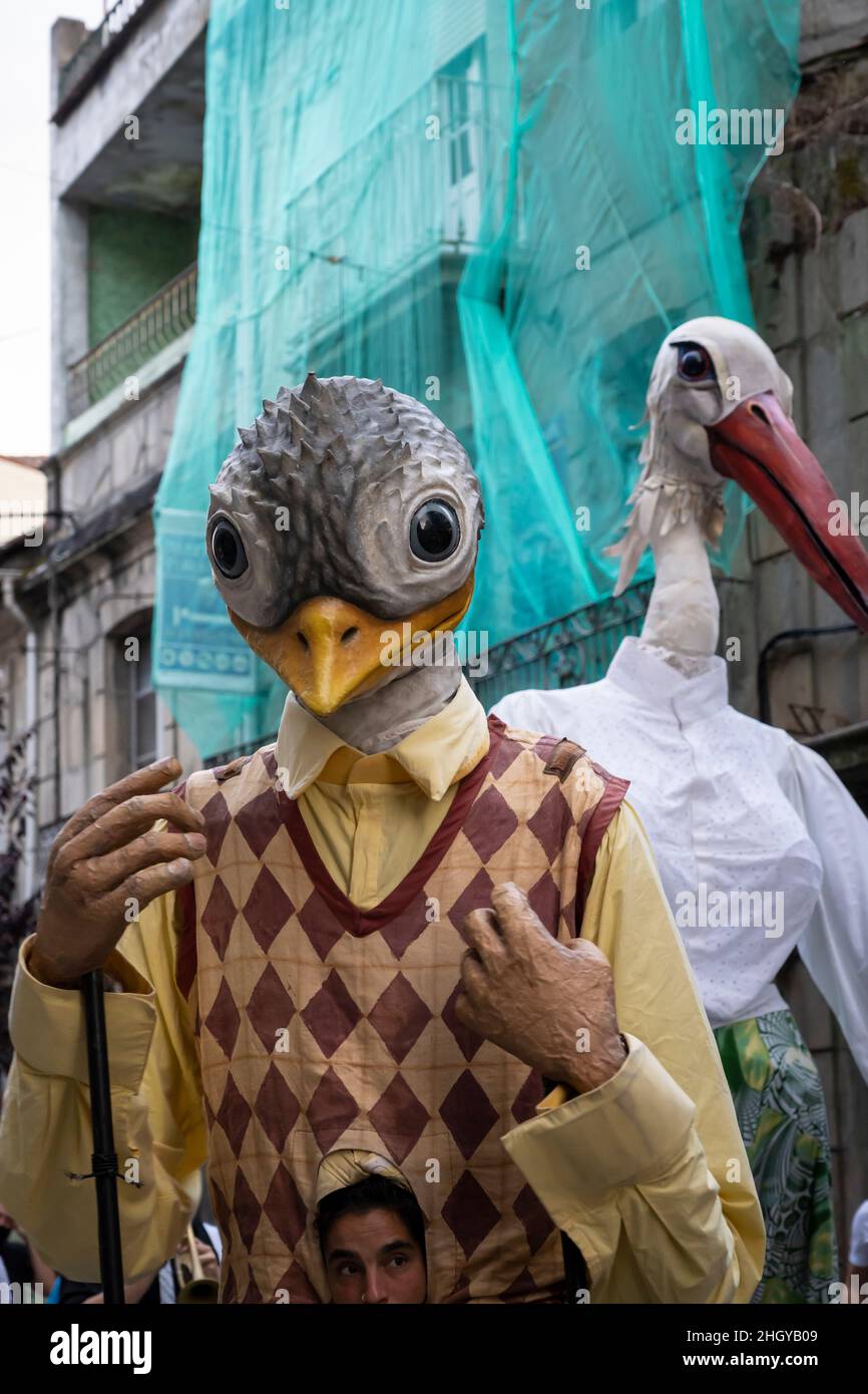 I giganti processionali, noti come cabezudos o gigantes, intrattengono i visitatori al Festival Internazionale annuale delle Puppet 22nd a Redondela, Spagna. Questo Liv Foto Stock