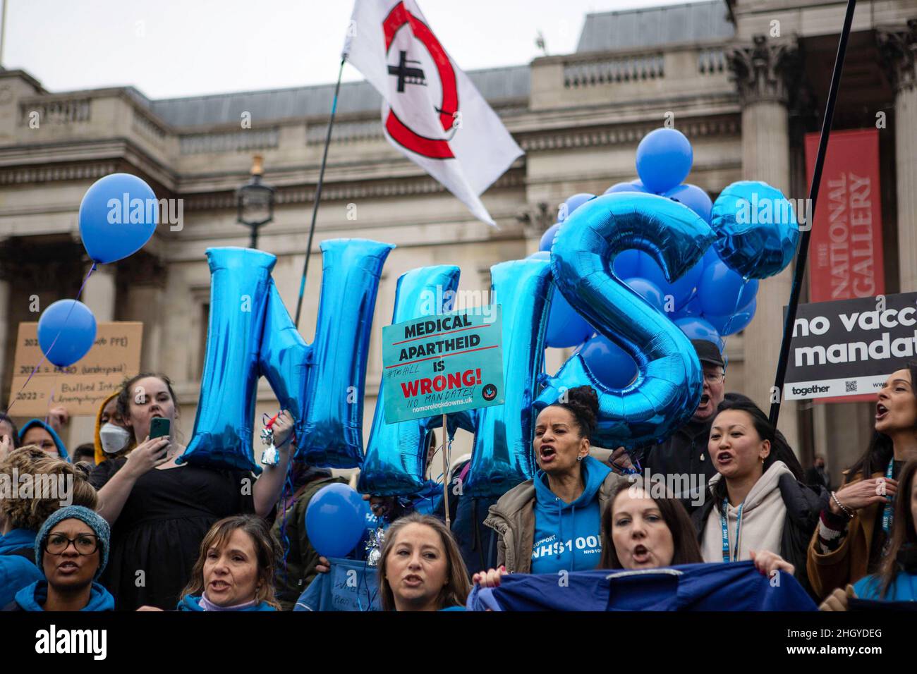 Londra, Regno Unito. 22nd Jan 2022. Lo staff dell'NHS canterà slogan mentre si riuniscono di fronte alla National Gallery di Trafalgar Square durante la dimostrazione. I manifestanti hanno marciato attraverso il centro di Londra durante un raduno mondiale per la libertà - protestando contro le restrizioni governative che circondano il Covid 19, comprese le vaccinazioni obbligatorie, in particolare con il personale NHS, che potrebbe dover affrontare la perdita del proprio lavoro se si rifiutano di vaccinarsi. Credit: SOPA Images Limited/Alamy Live News Foto Stock