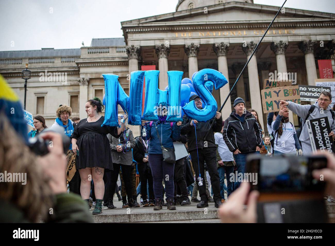 Londra, Regno Unito. 22nd Jan 2022. Durante la manifestazione, il personale dell'NHS si riunisce di fronte alla National Gallery di Trafalgar Square. I manifestanti hanno marciato attraverso il centro di Londra durante un raduno mondiale per la libertà - protestando contro le restrizioni governative che circondano il Covid 19, comprese le vaccinazioni obbligatorie, in particolare con il personale NHS, che potrebbe dover affrontare la perdita del proprio lavoro se si rifiutano di vaccinarsi. (Foto di Christopher Walls/SOPA Images/Sipa USA) Credit: Sipa USA/Alamy Live News Foto Stock