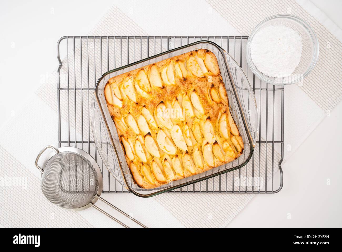 Torta di mele appena sfornata con base di biscotti da vicino sul tavolo da cucina, appena dal forno, piatto Foto Stock