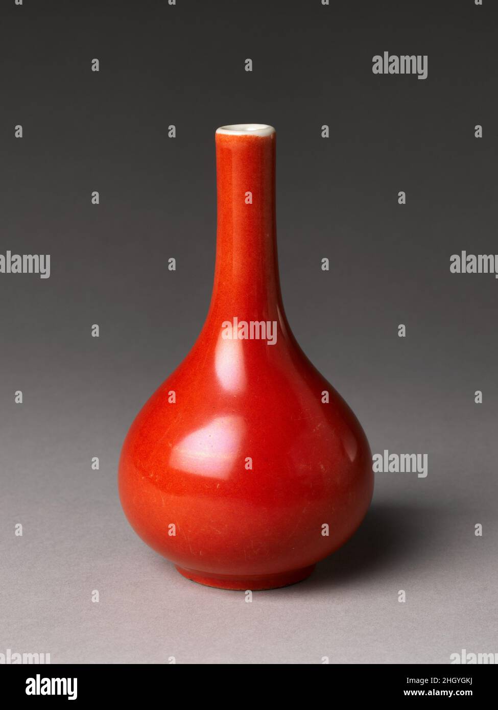 Vaso 19th secolo Cina. Vaso. Cina. 19th secolo. Porcellana con glassa rossa di corallo (Jingdezhen ware). Dinastia Qing (1644-1911). Ceramica Foto Stock