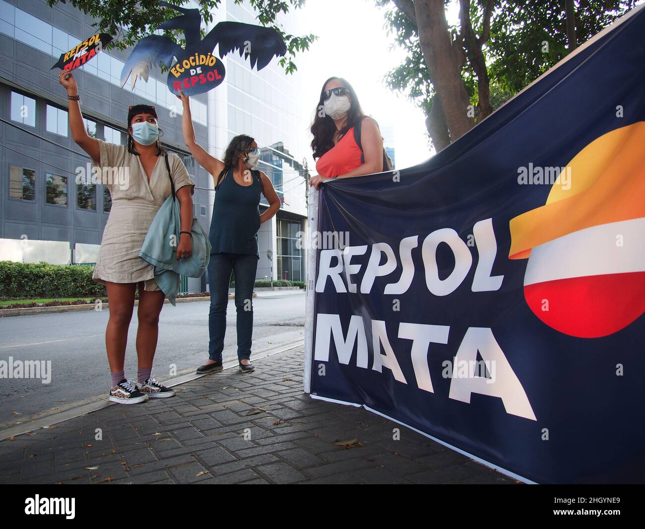 'Repsol uccide? Può essere letto su un banner quando decine di manifestanti si riuniscono di fronte agli uffici Repsol in Perù per protestare per la recente fuoriuscita di petrolio che ha causato un disastro ecologico sulle coste di Lima e El Callao. Il 15 gennaio, nel bel mezzo di ondate anomale prodotte dall'eruzione del vulcano Tonga, più di 6.000 barili di petrolio sono stati riversati in mare nella raffineria di la Pampilla gestita da Repsol, una compagnia petrolifera spagnola, Generazione di uno dei più grandi disastri ecologici degli ultimi decenni in Perù. Foto Stock