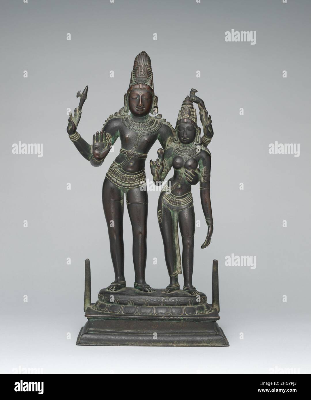 Shiva abbracciando il suo Consort, Uma (Alinganamurti) fine 11th secolo India (Tamil Nadu). Shiva abbraccia il suo Consort, Uma (Alinganamurti). India (Tamil Nadu). Fine 11th secolo. Lega di rame. Periodo Chola (880–1279). Scultura Foto Stock