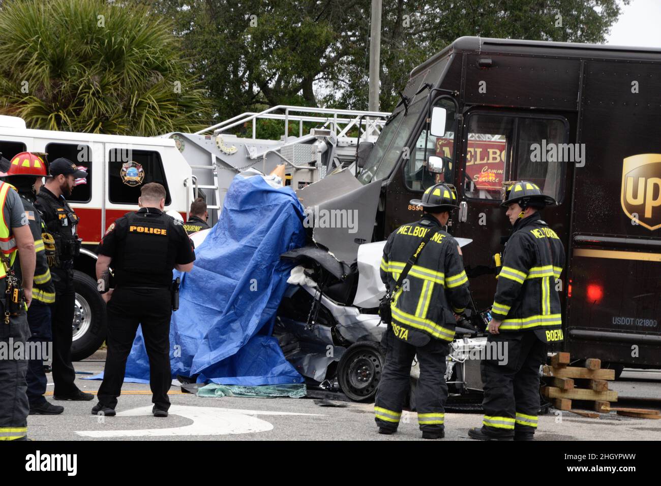 Melbourne, Brevard County, Florida, Stati Uniti. Gennaio 22, 2022. Un orribile incidente su US-1 e New Haven Avenue ha ucciso due persone e il loro cane, tutti in un veicolo, nessun altro feriti segnalati. L'incidente ha coinvolto un veicolo di consegna UPS (United Parcel Service) e altri tre veicoli. Solo una corsia in direzione nord è aperta come il crash in corso di indagine da parte del Dipartimento di polizia di Melbourne Crime Scene Investigators (CSI). Photo Credit: Julian Leek/Alamy Live News Foto Stock