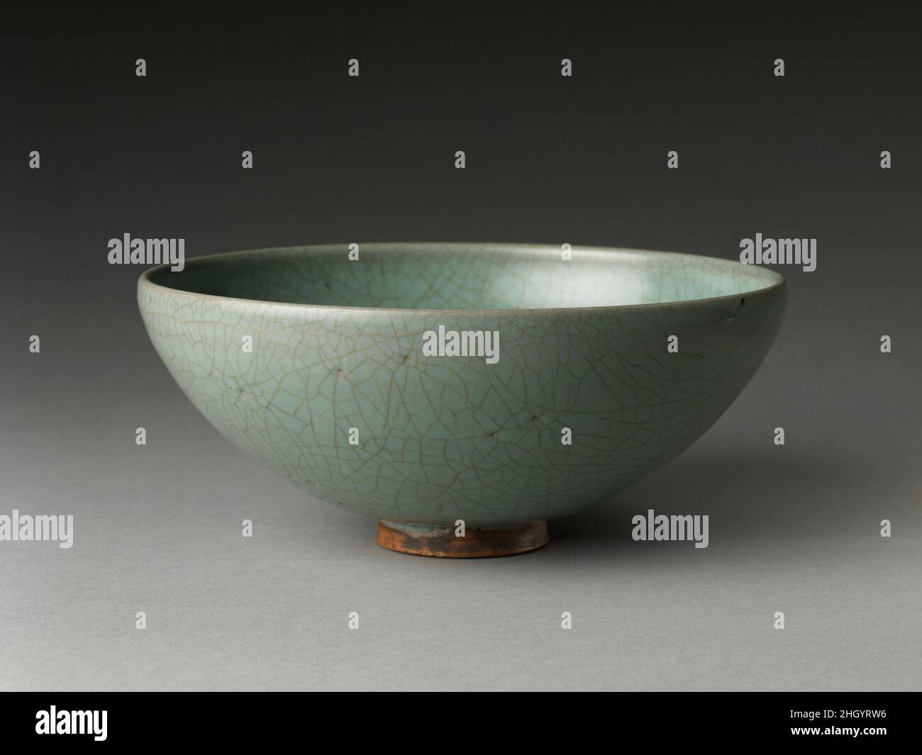 Ciotola 14th secolo Cina lo smalto profondamente crackled su questa ciotola riflette un interesse in tali superfici modellate che in primo luogo si è sviluppato nella Cina del nord nel tardo undicesimo secolo e ha continuato ad essere trovato sulle ceramiche prodotte nel sud nei secoli dodicesimo e tredicesimo. La ciotola è un raro esempio di Jun, un'ware settentrionale, con questo tipo di effetto glassa. Ciotola. Cina. 14th secolo. Gres gres con smalto grackled (giu ware). Dinastia Yuan (1271-1368). Ceramica Foto Stock