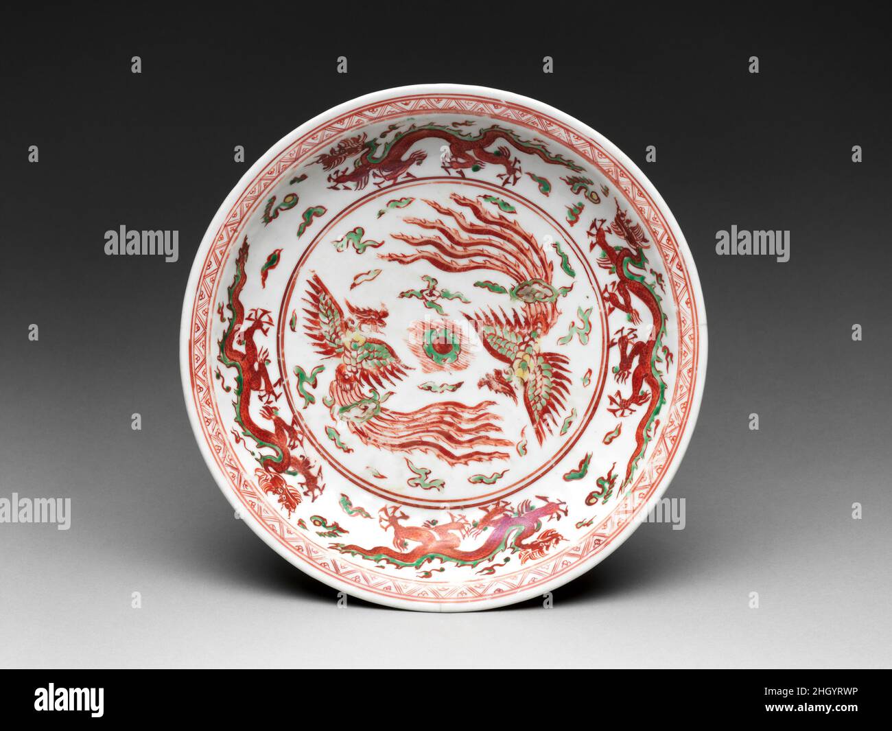 Piatto con fenici e draghi 16th secolo Cina. Piatto con fenici e draghi. Cina. 16th secolo. Porcellana dipinta con smalti colorati su smalto trasparente (Jingdezhen ware). Dinastia Ming (1644–1368), probabilmente periodo Jiajing (1522–66). Ceramica Foto Stock